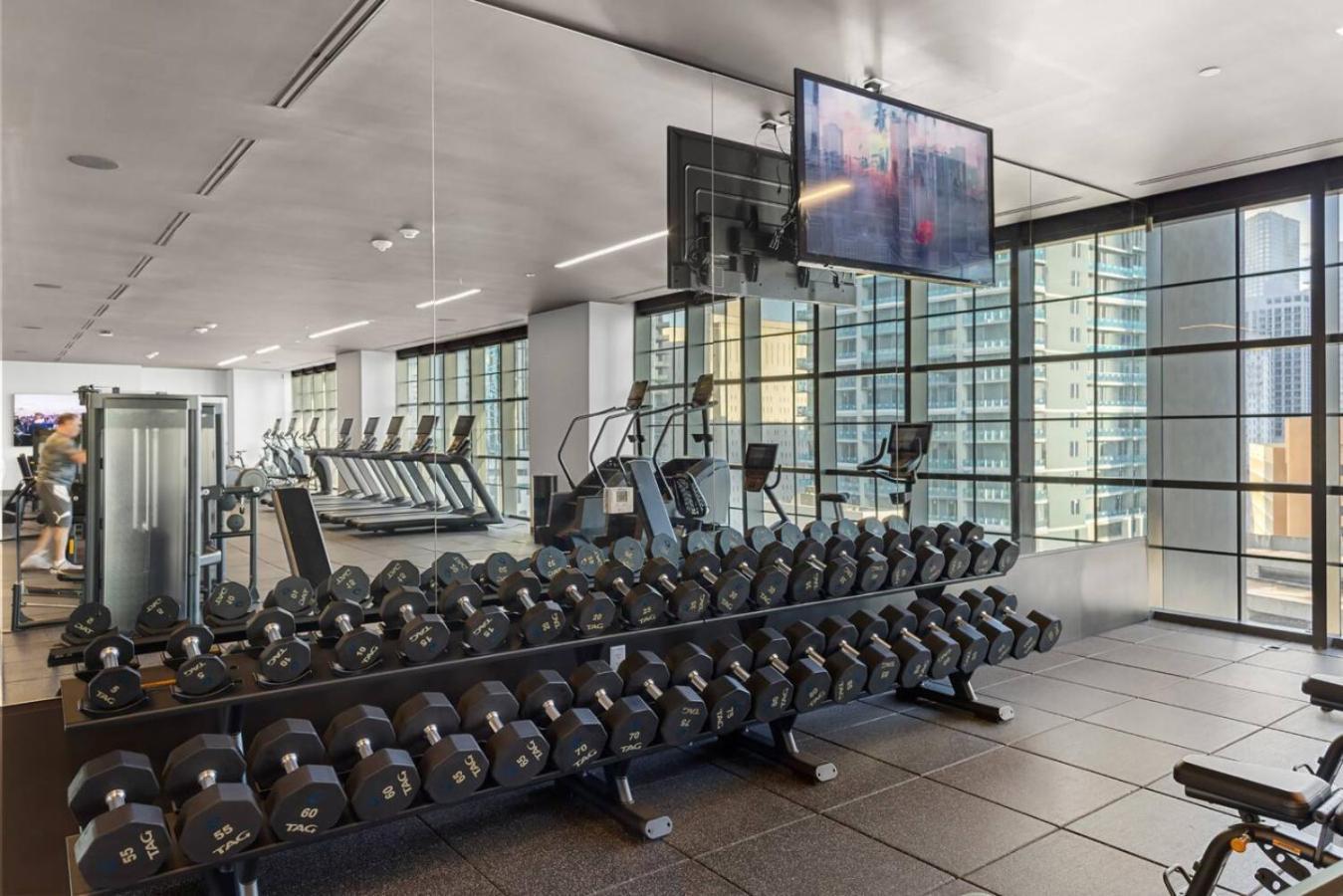 Kaseya Center For 3 People With Pool And Gym. Holiday home Miami