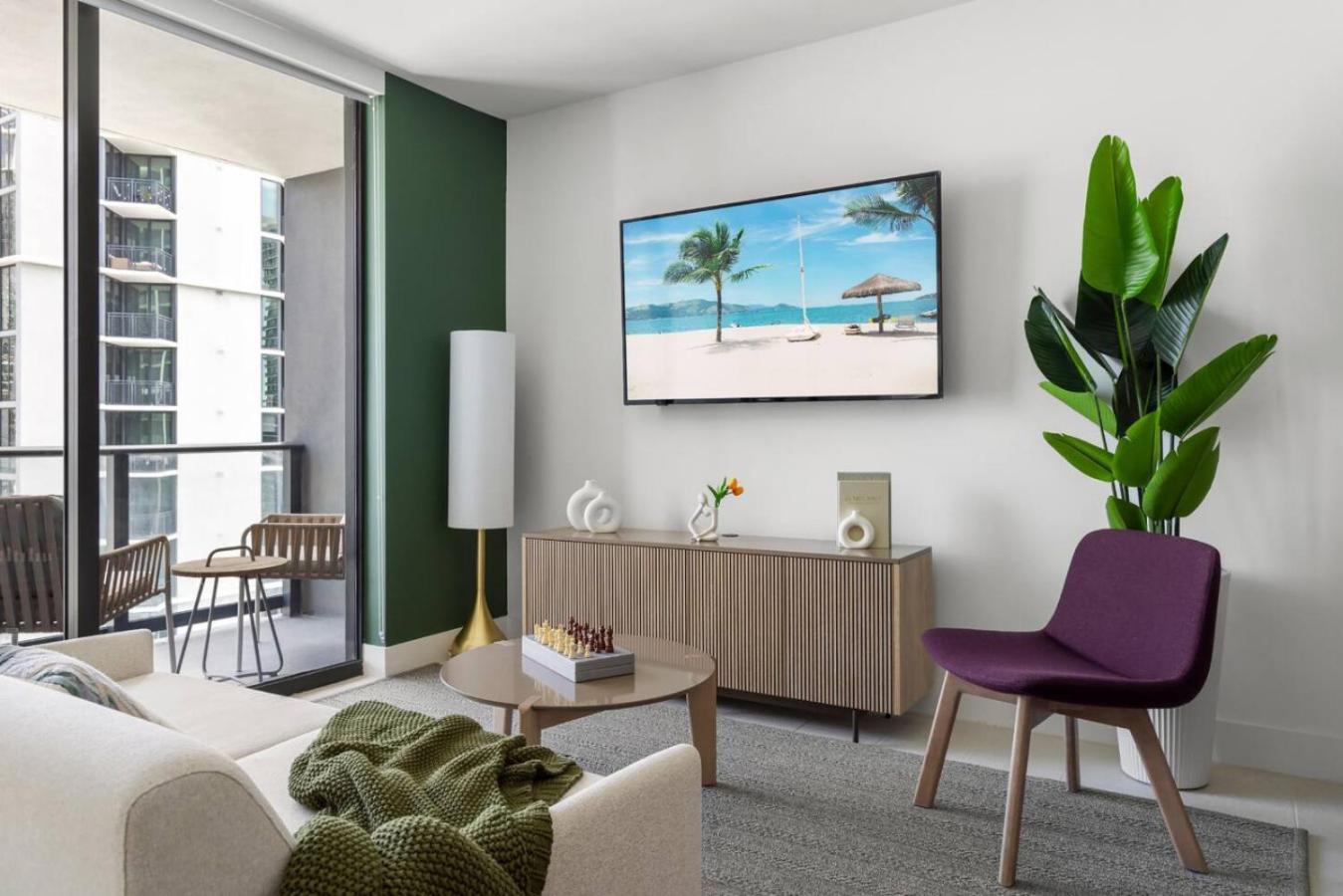 Kaseya Center For 3 People With Pool And Gym.