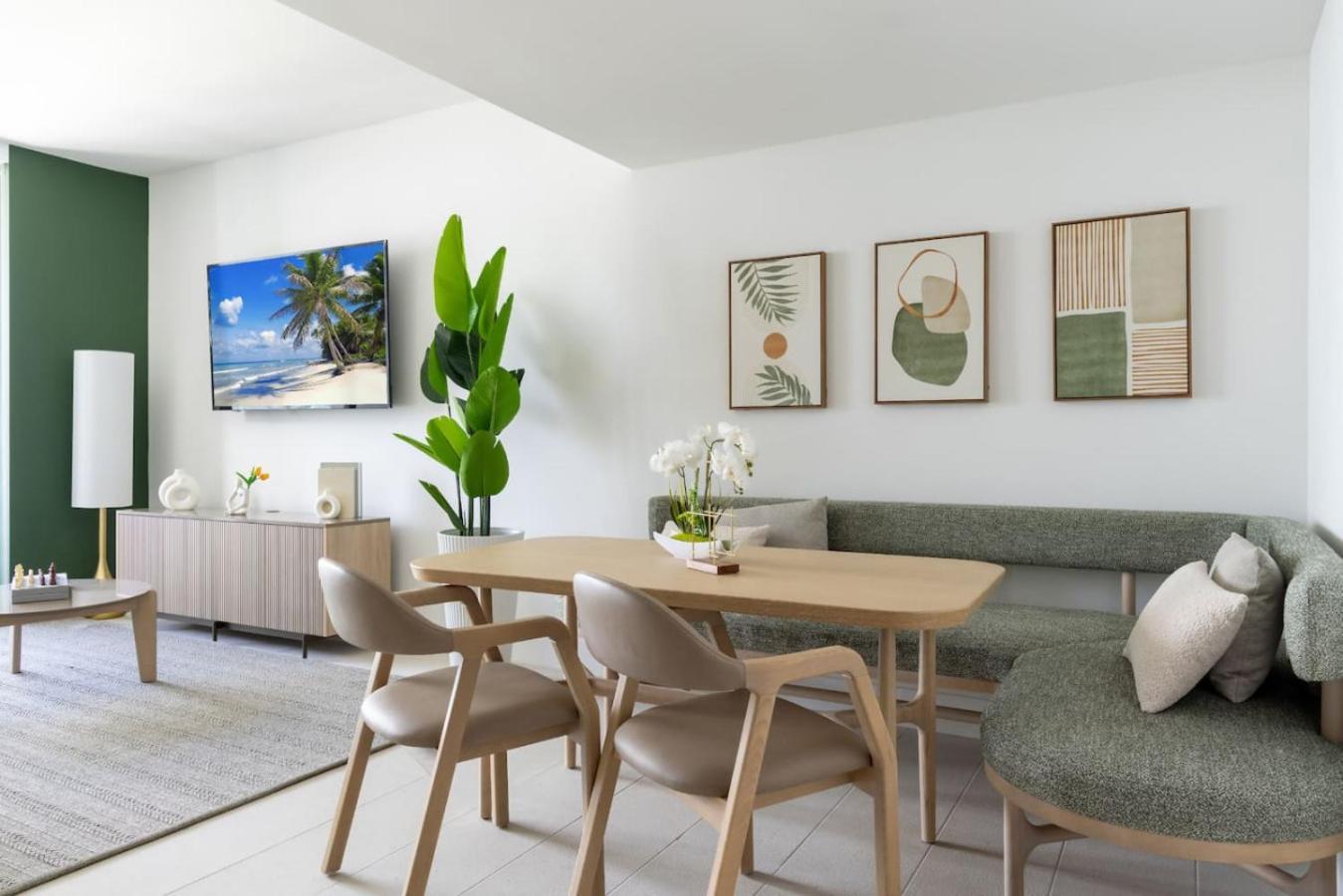Kaseya Center For 3 People With Pool And Gym. Holiday home Miami