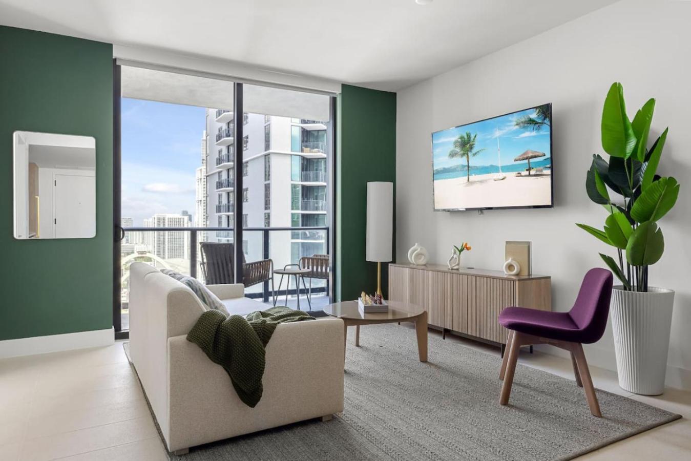 Kaseya Center For 3 People With Pool And Gym. Holiday home Miami