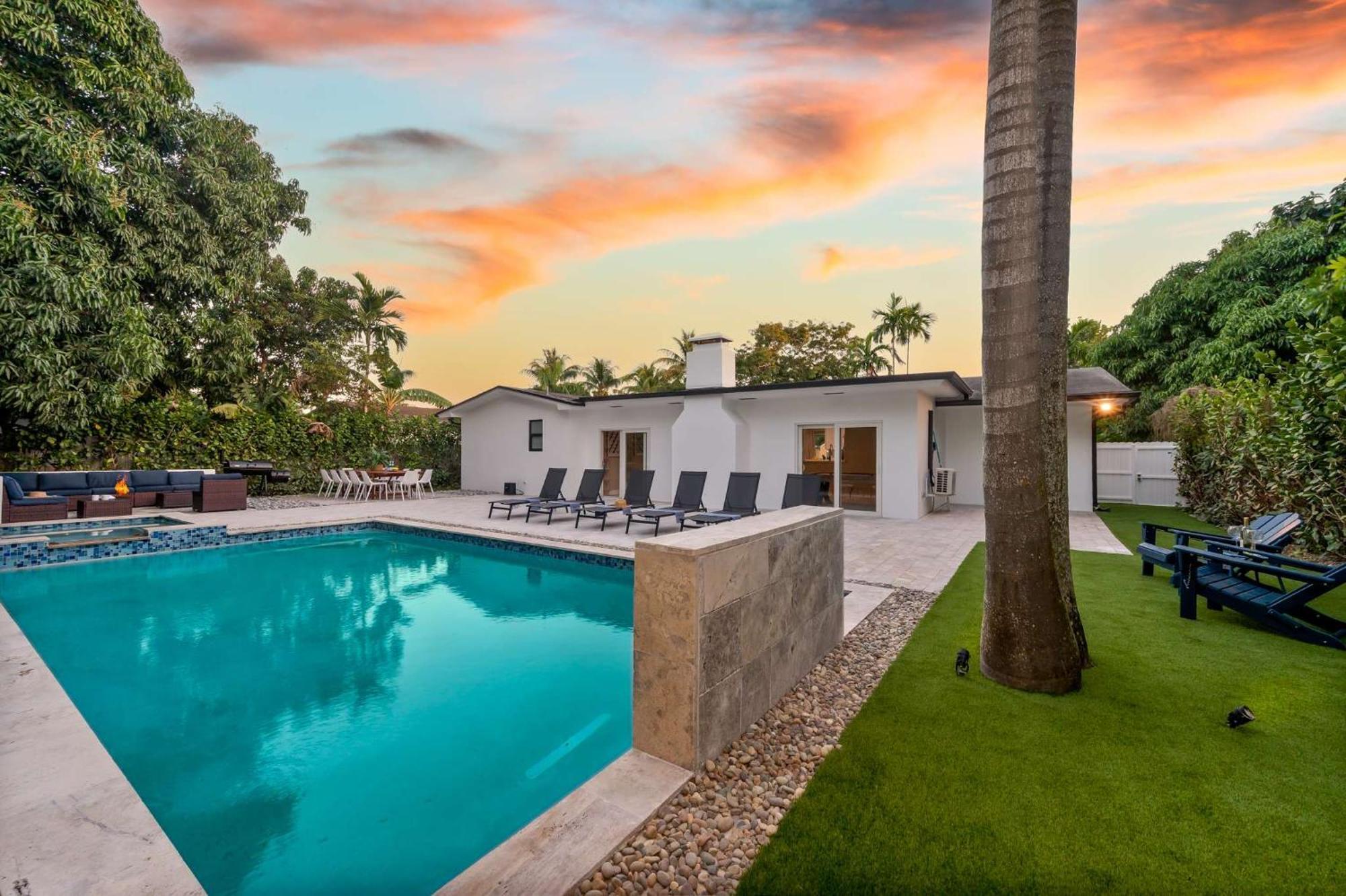 Holiday home Luxe Heated Pool Fire Pit Games