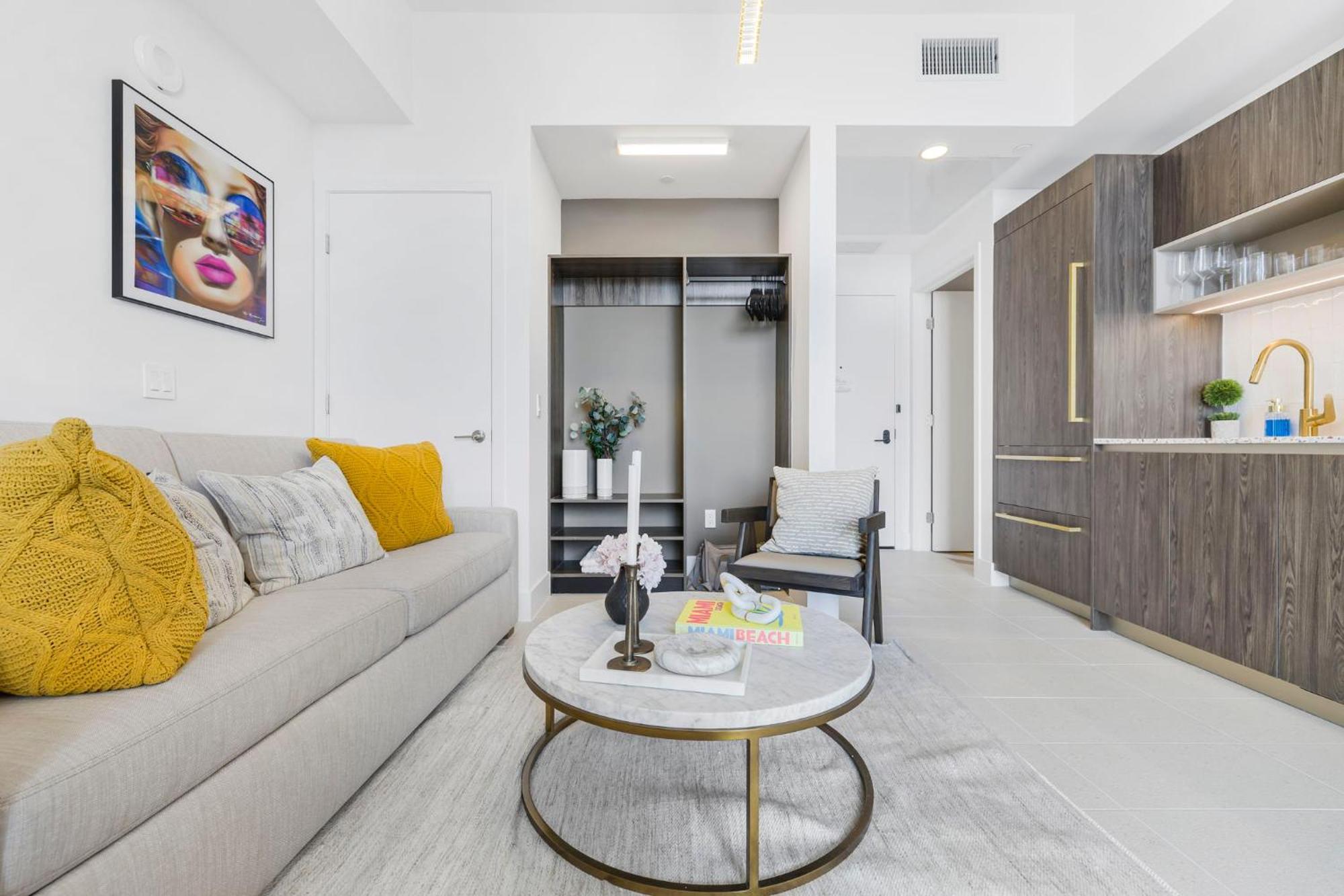 Luxury With Stunning Views Apartment
