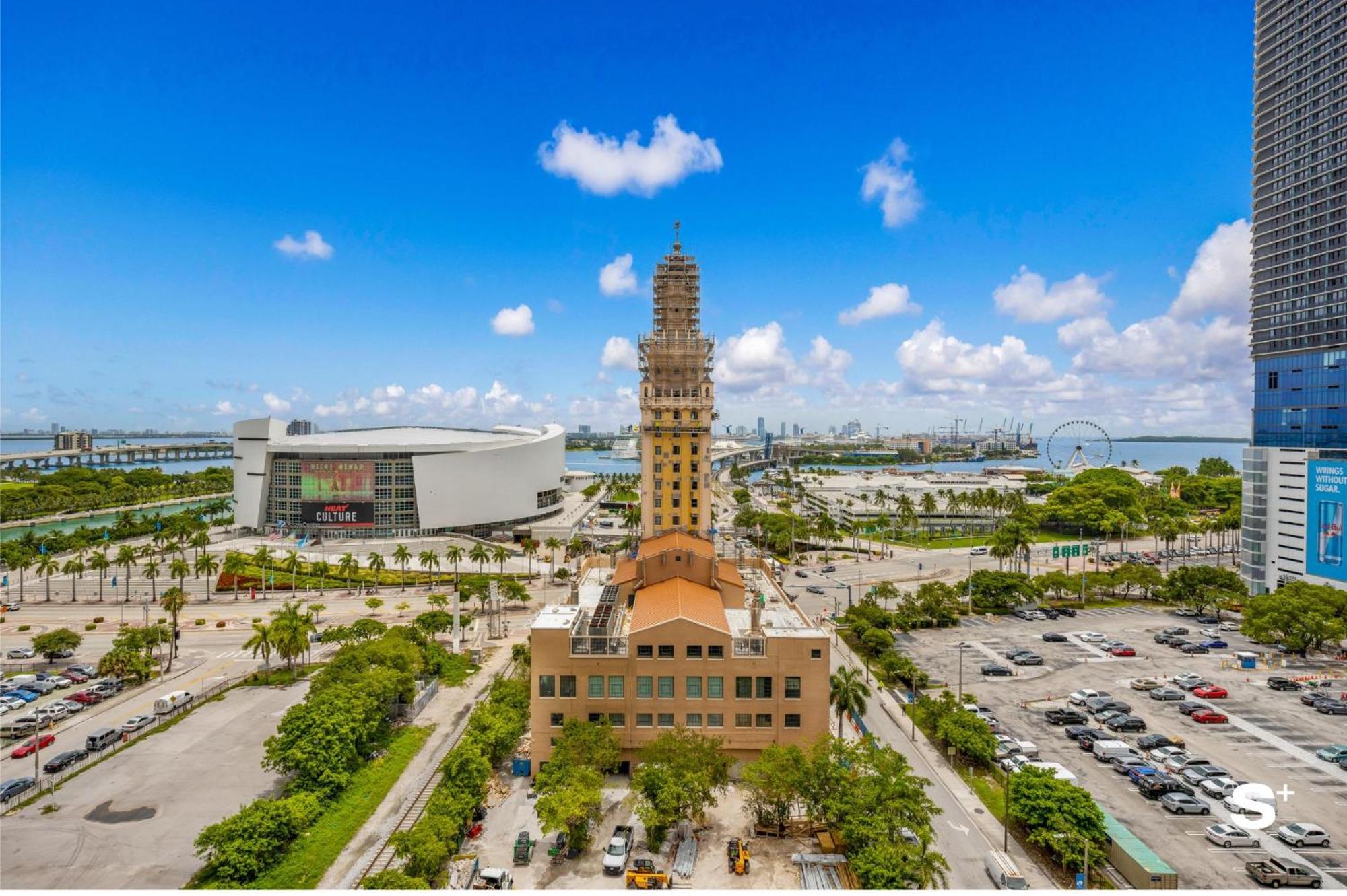 Luxe Retreat Modern 2-br With Water Views Miami
