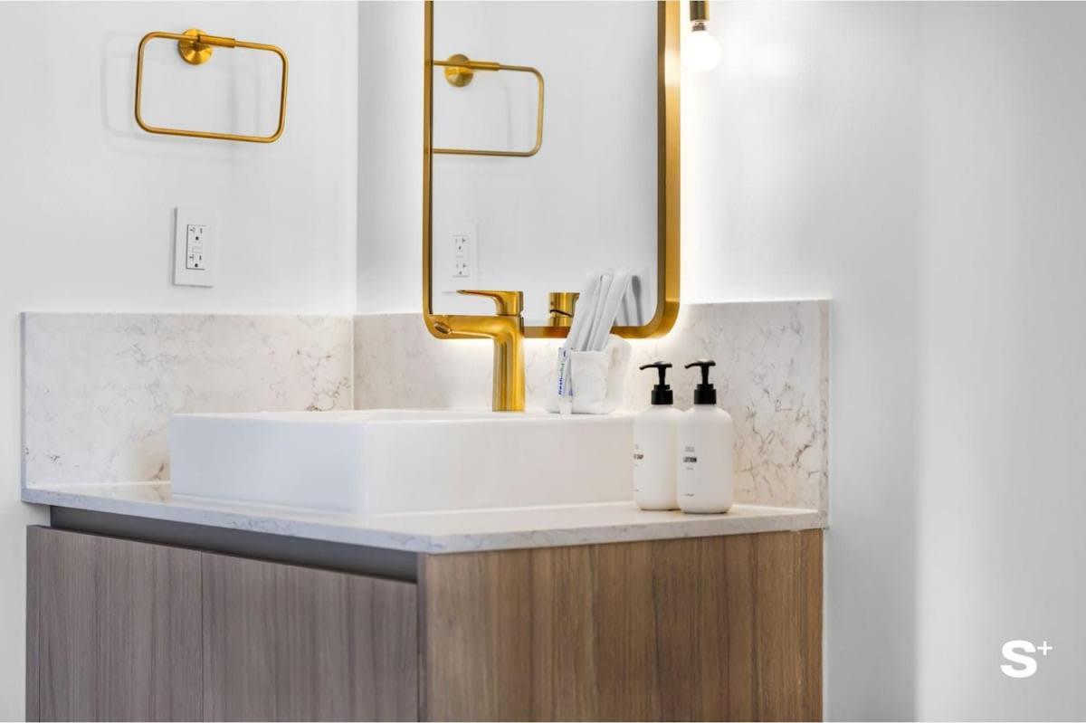Apartment Luxe Retreat Modern 2-br With Water Views *