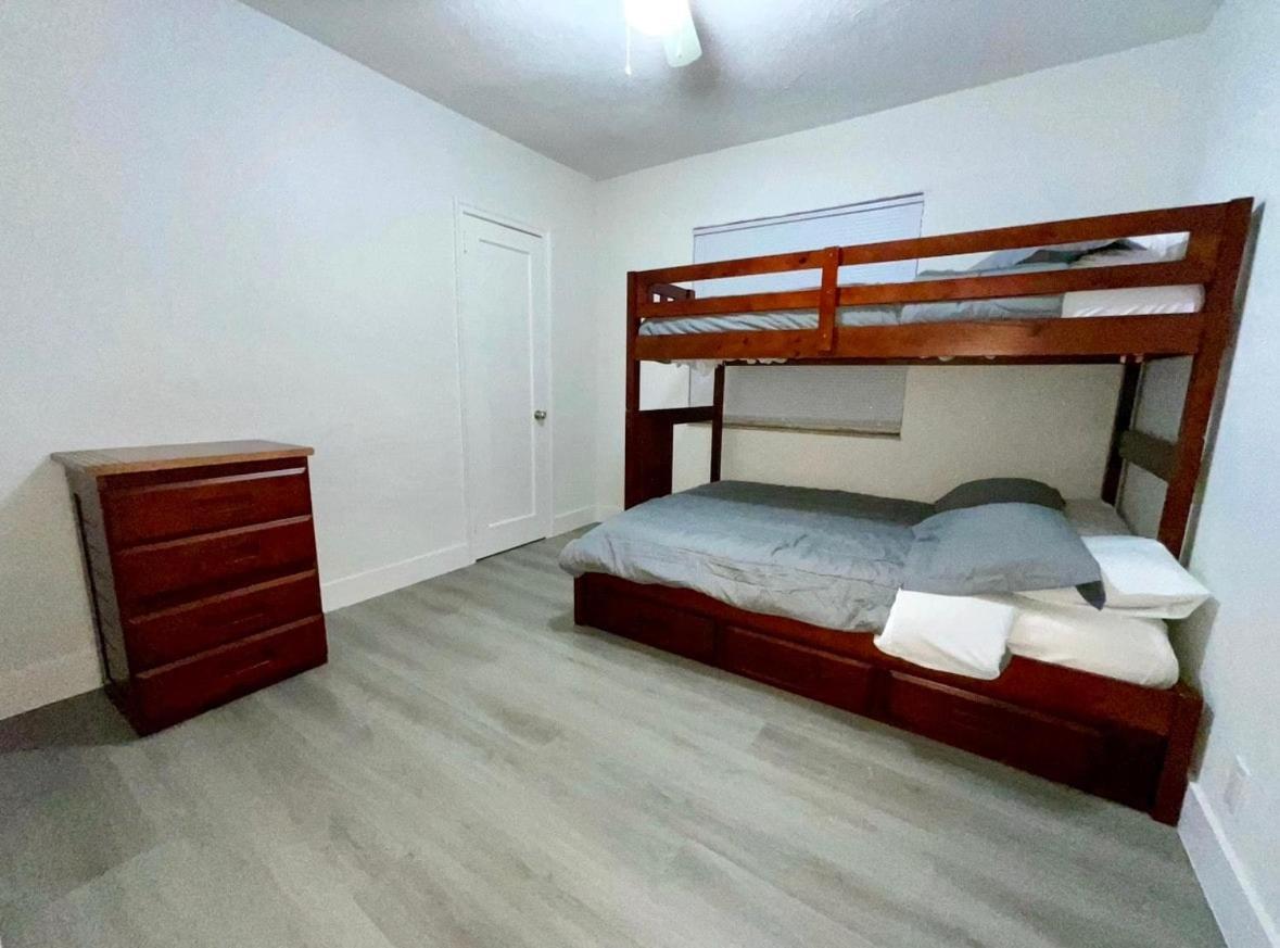Escape, 3br, Parking, 15 Min To Airport! Holiday home *