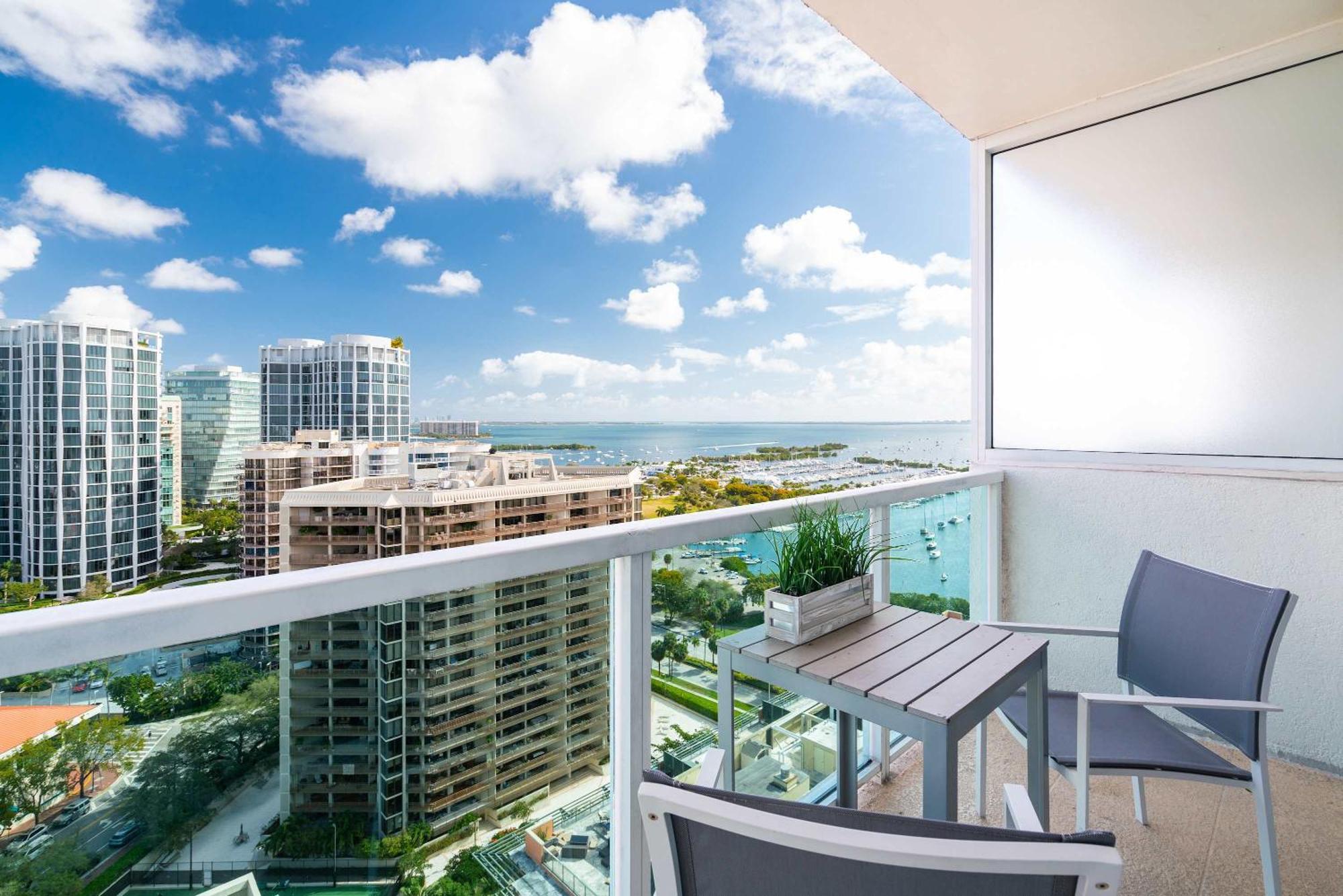 Cocktails & Coffee With Bay & View Balconies Apartment