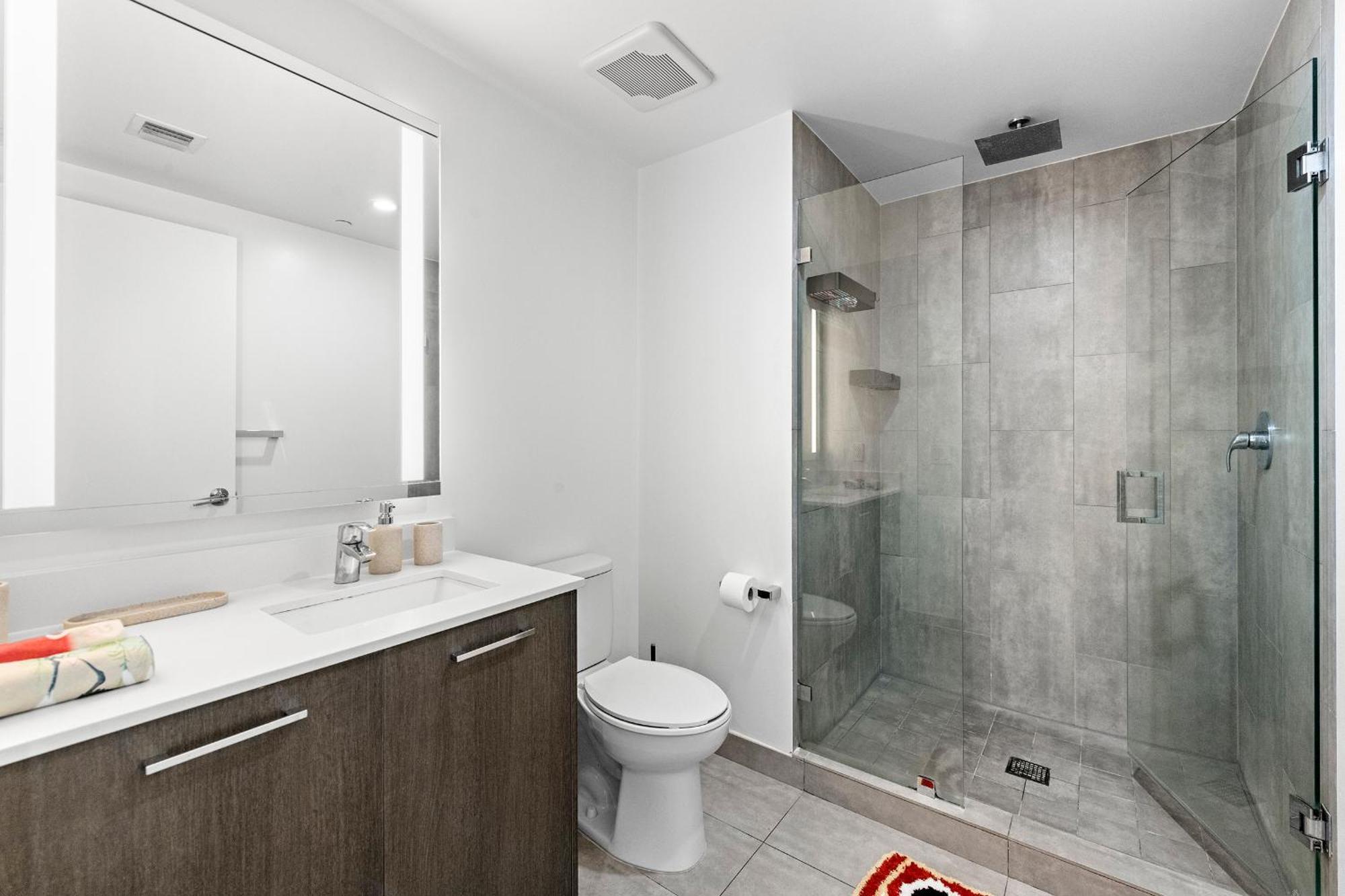 Apartment Breezy Luxury Residences - Near Kaseya Center