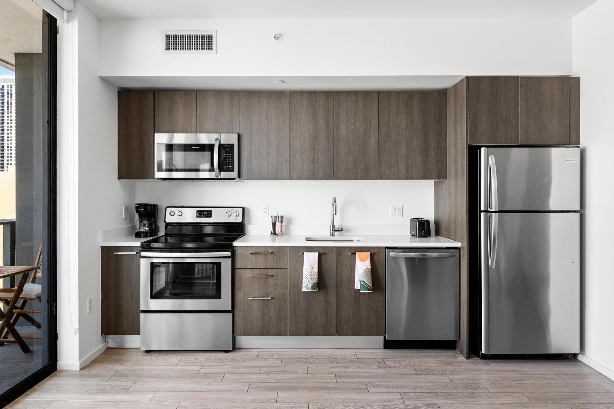 Breezy Luxury Residences - Near Kaseya Center Apartment