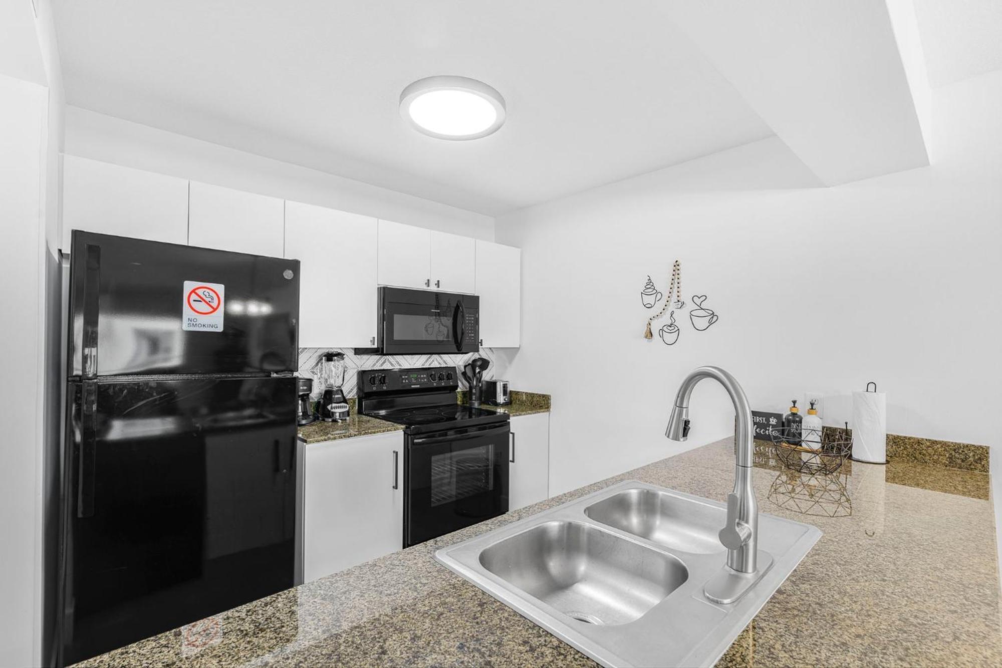 Apartment Stylish And Minimalist W Highlights Amenities! *