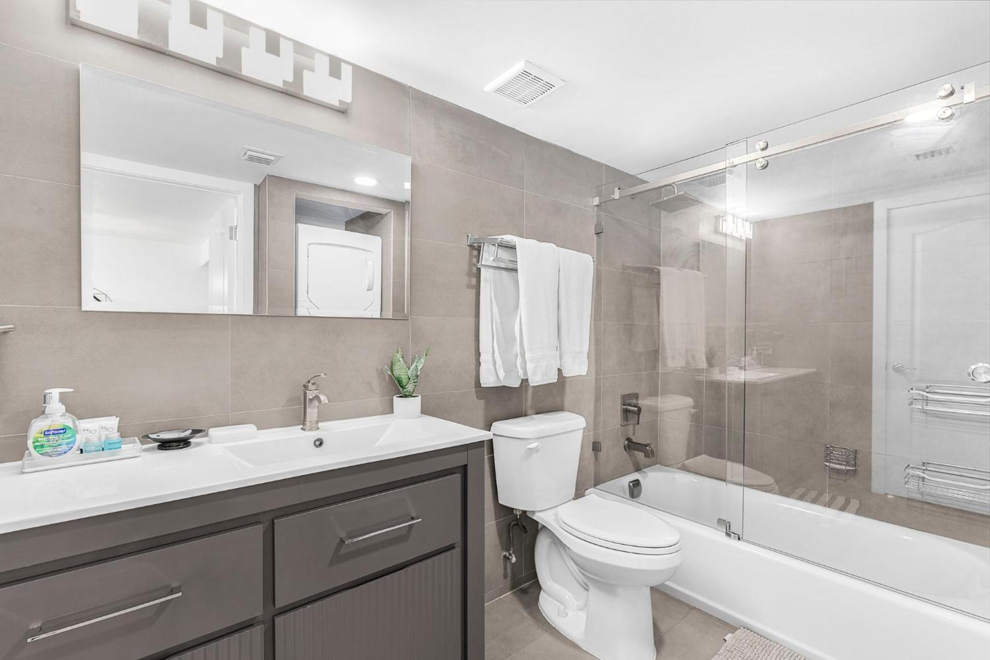 Apartment Stylish And Minimalist W Highlights Amenities! *