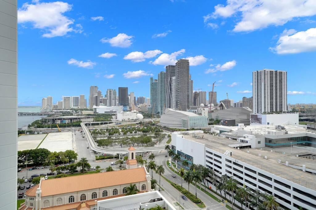 Iconic! Skyline & Water Views Apartment Miami