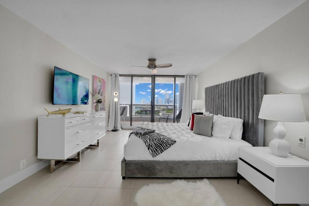 Iconic! Skyline & Water Views Apartment Miami