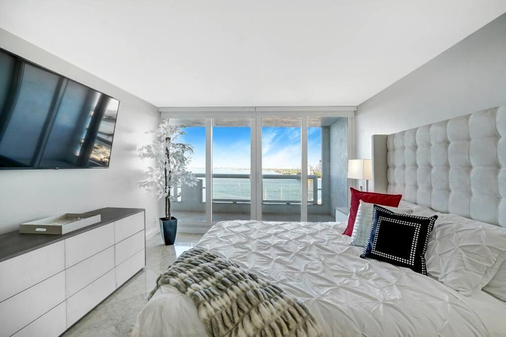 Only In My Dreams! Direct Water View Luxury Apartment *