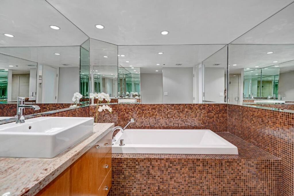 Apartment Only In My Dreams! Direct Water View Luxury Miami