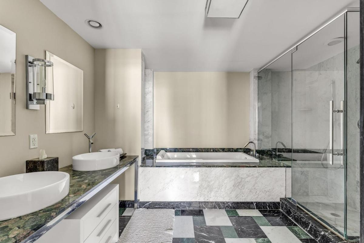 Stunning At Icon With Bay Views-pool-gym-spa Miami