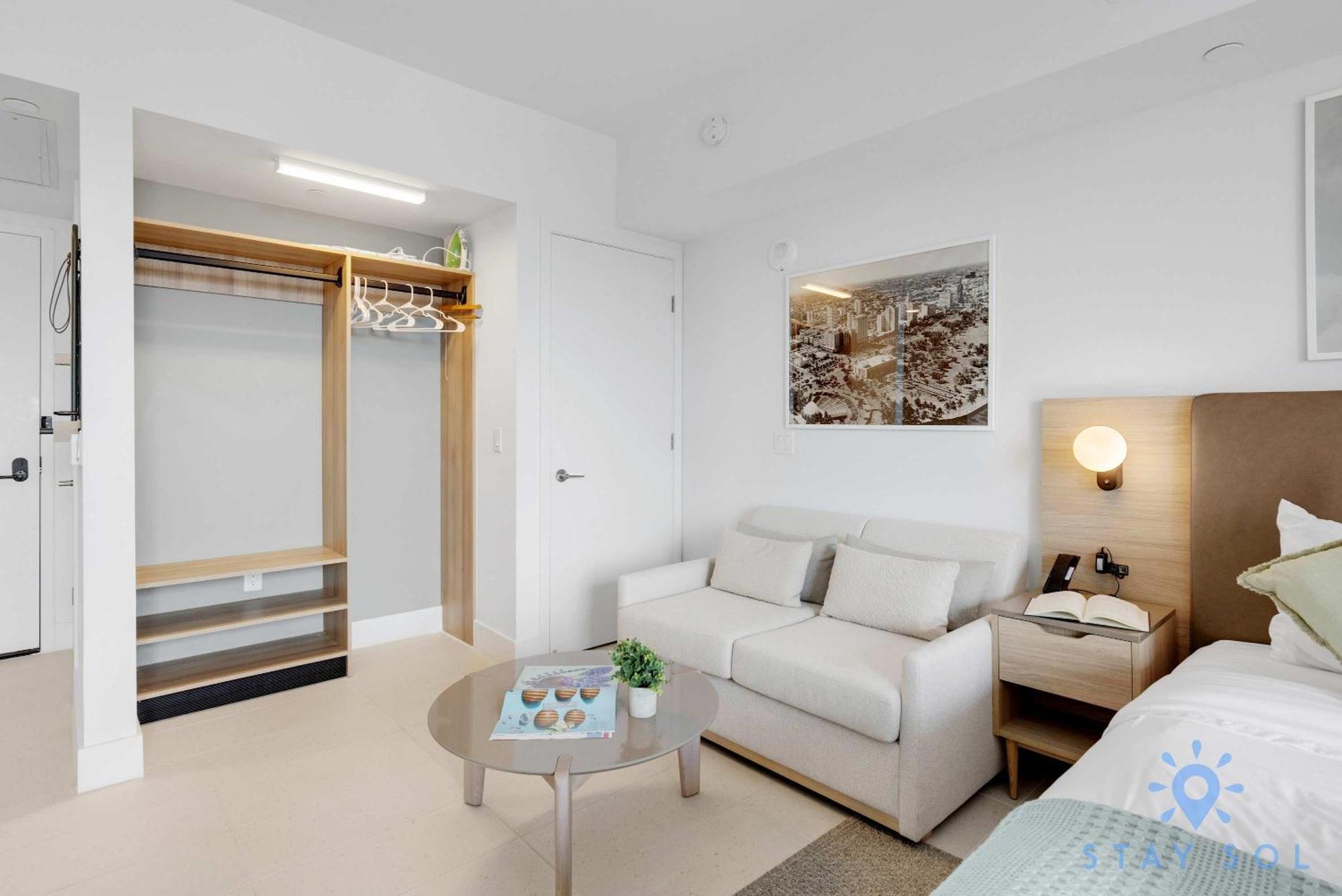 Stylish - Amazing Amenities & Pool Apartment