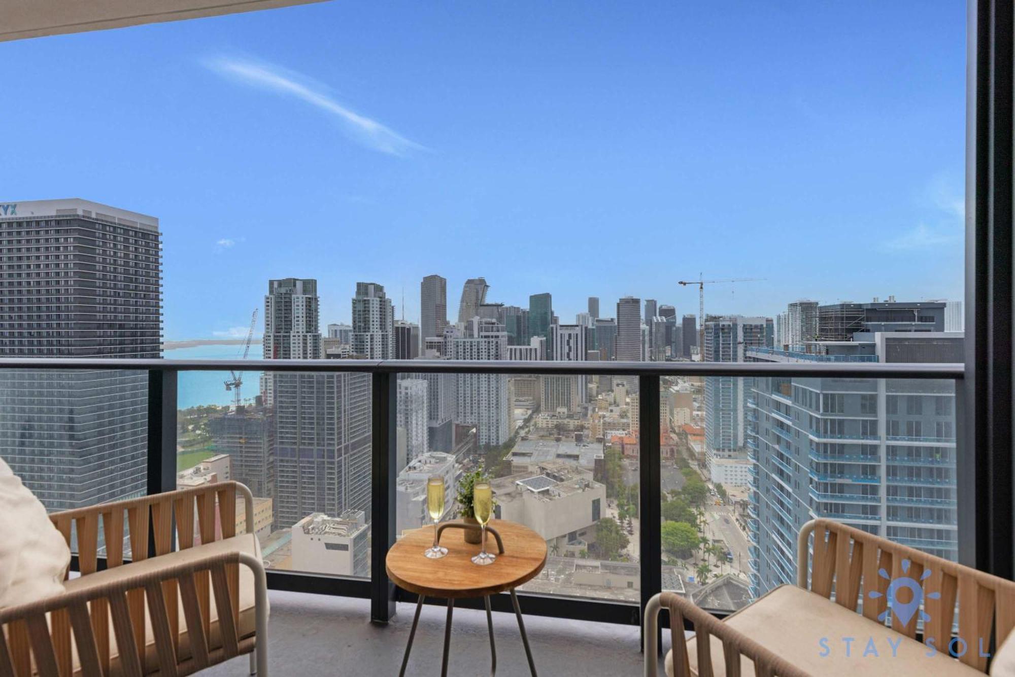 Stylish - Amazing Amenities & Pool Apartment *