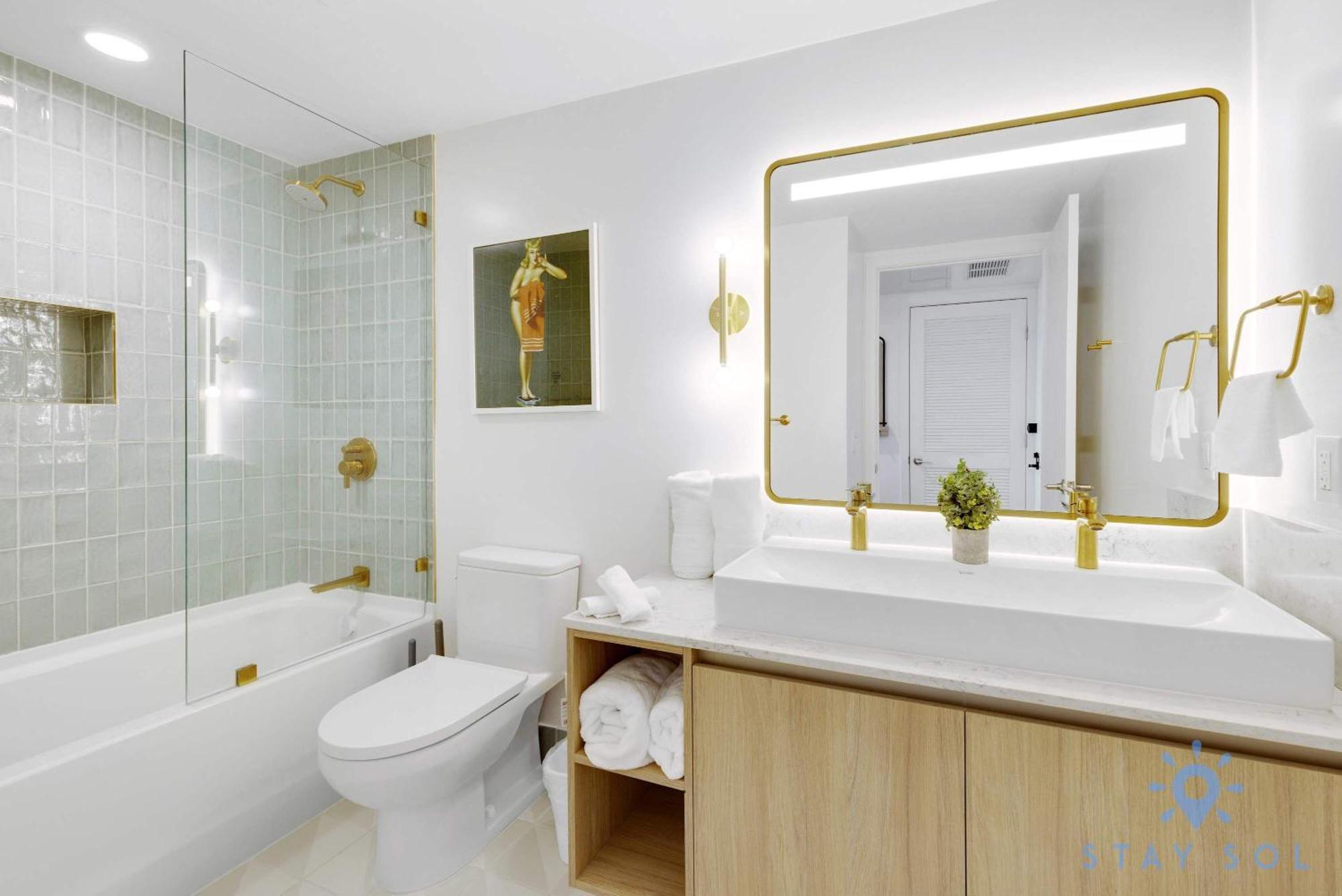 Stylish - Amazing Amenities & Pool Apartment *
