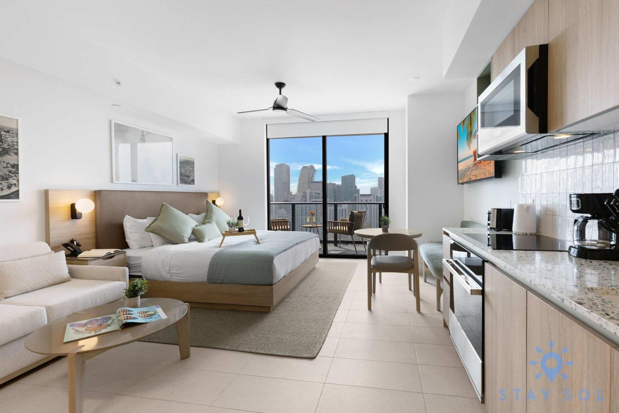 Stylish - Amazing Amenities & Pool Apartment
