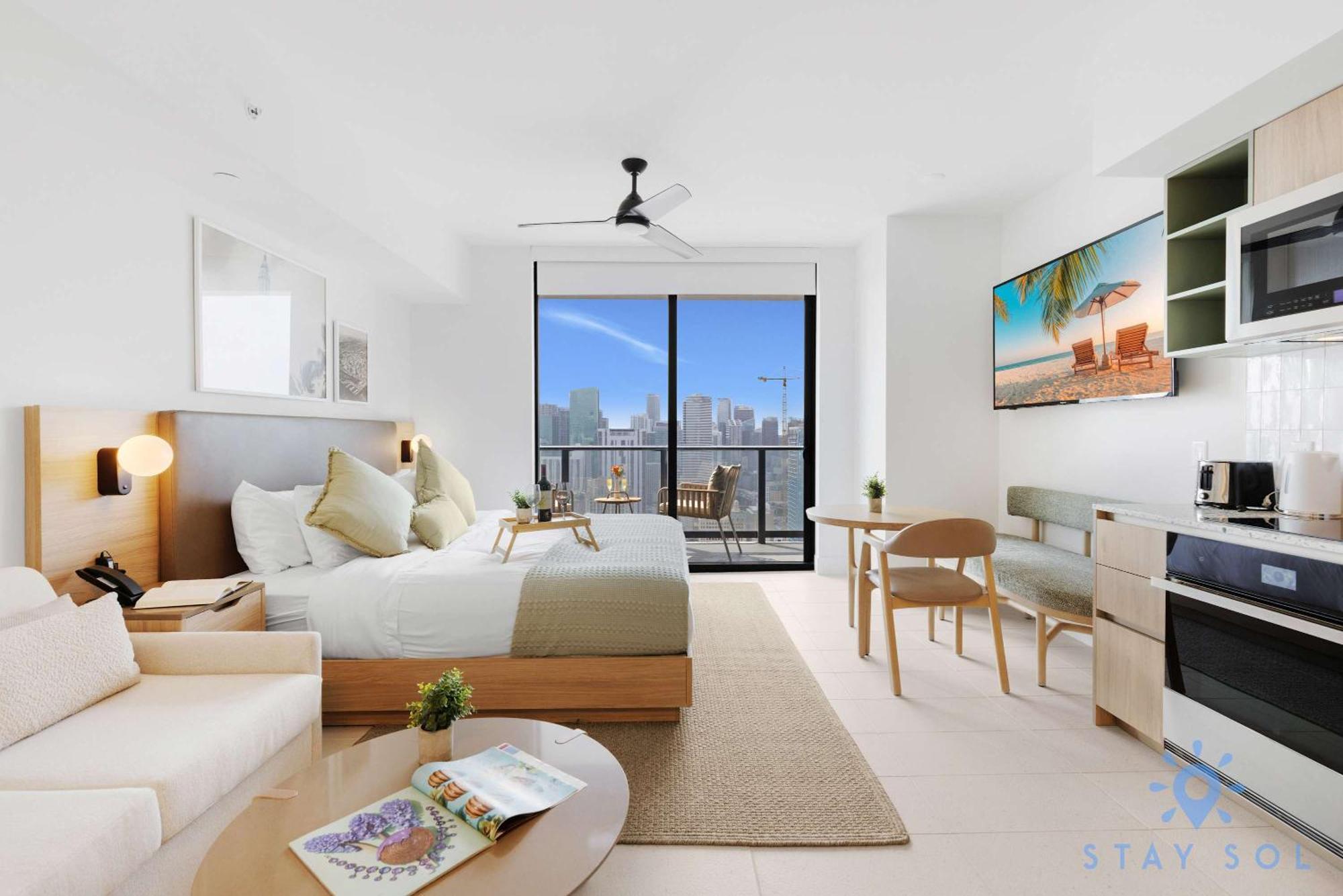 Stylish - Amazing Amenities & Pool Apartment *