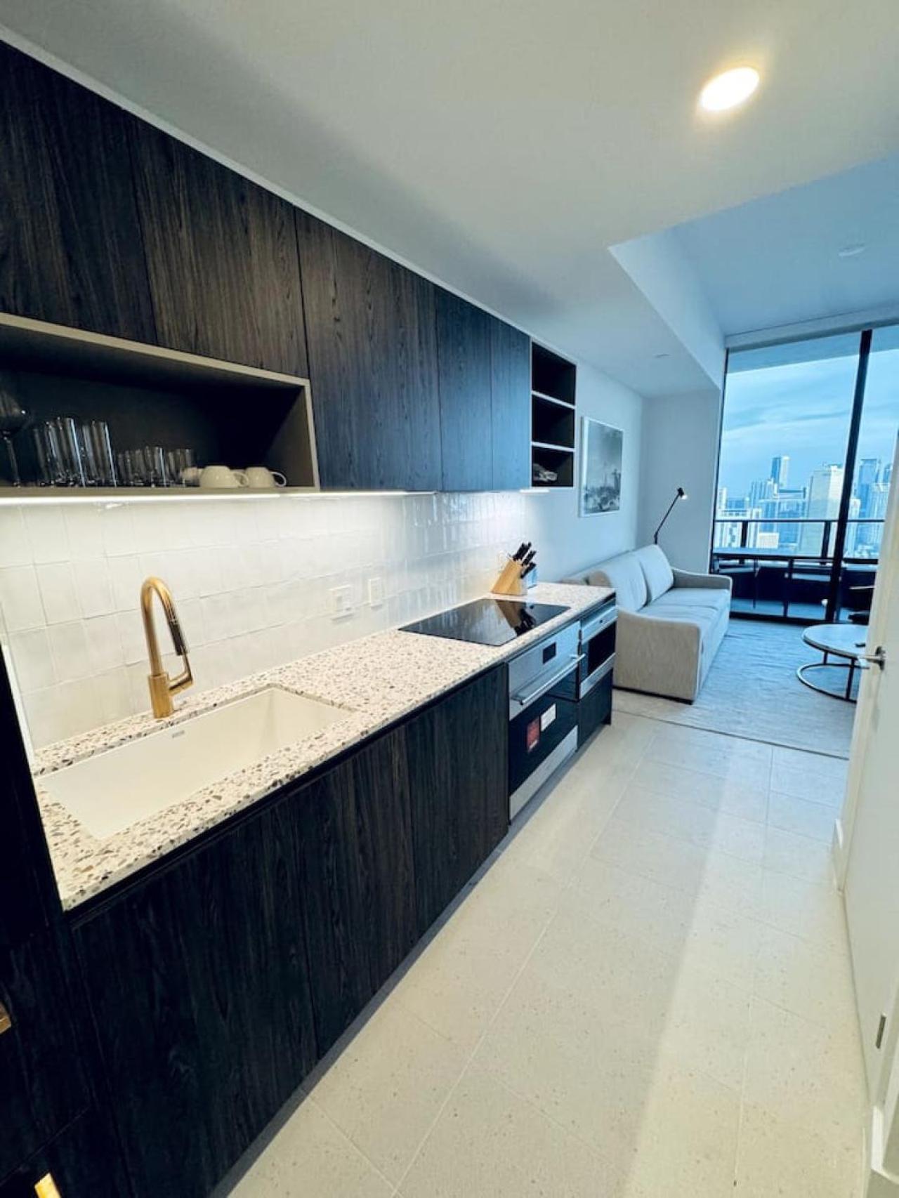 48th Floor Ph Collection 1 Bd Brand New Downtown *