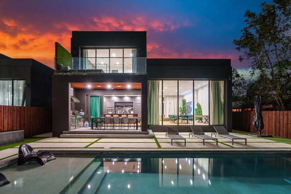 New Build Huge Open Heated Pool *
