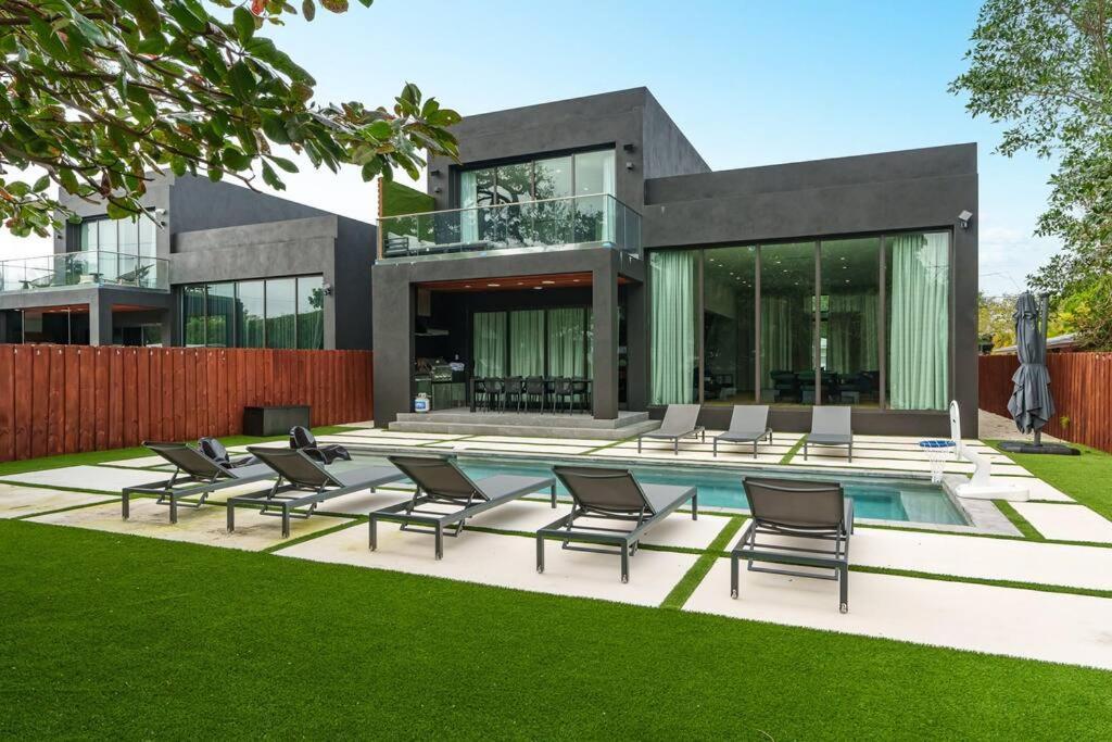 New Build Huge Open Heated Pool Holiday home *