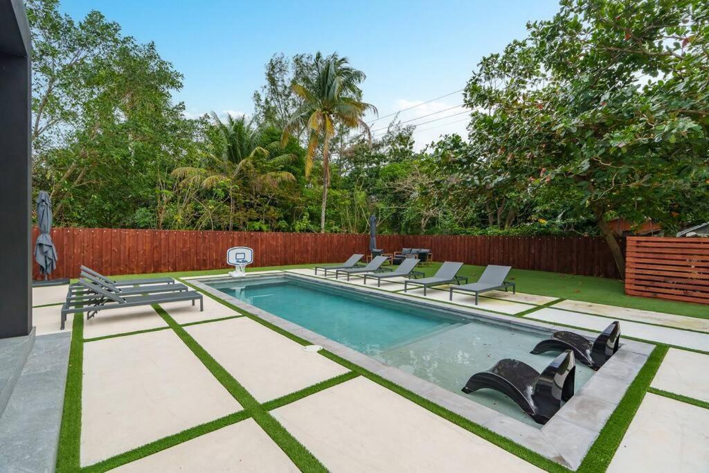 Holiday home New Build Huge Open Heated Pool Miami