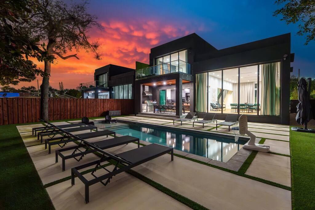 Holiday home New Build Huge Open Heated Pool Miami