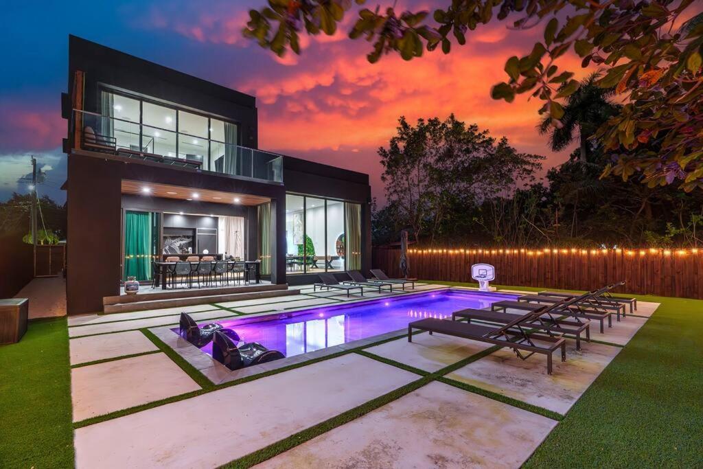 Holiday home New Build Huge Open Heated Pool *