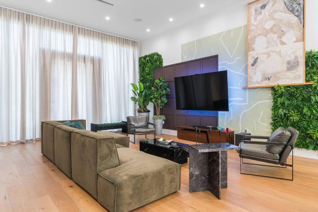 New Build Huge Open Heated Pool * Miami