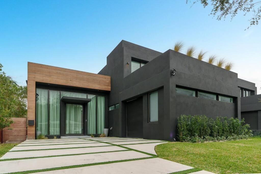 New Build Huge Open Heated Pool Holiday home Miami