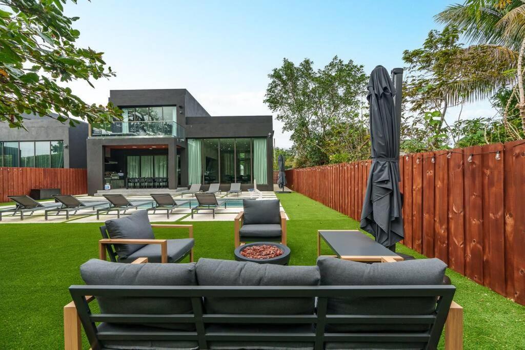 New Build Huge Open Heated Pool Holiday home *