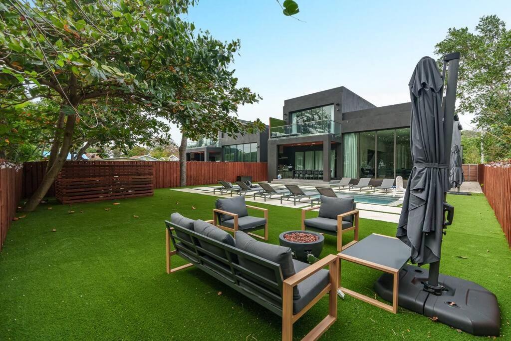 New Build Huge Open Heated Pool Holiday home *