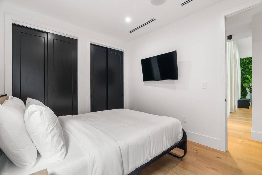 New Build Huge Open Heated Pool * Miami