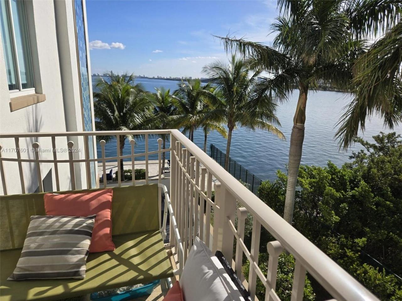 Bay- Spacious And Cozy Water Front - 28 Day Minimum * Miami