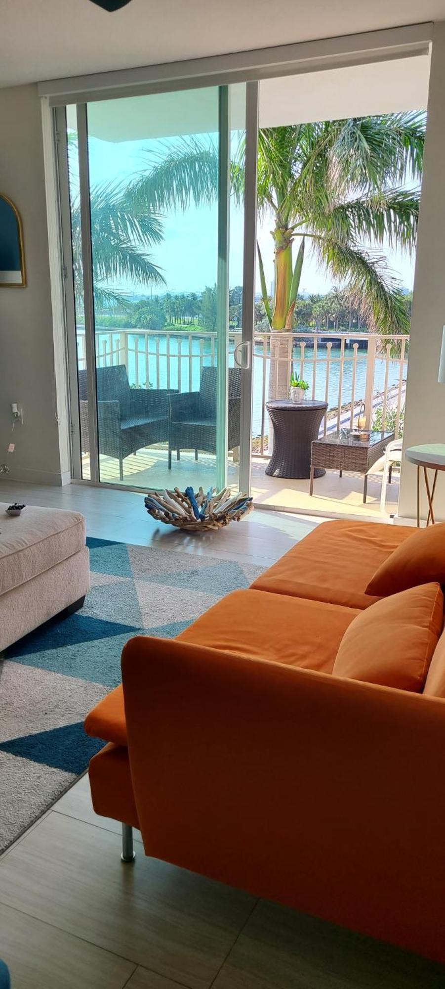 Bay- Spacious And Cozy Water Front - 28 Day Minimum