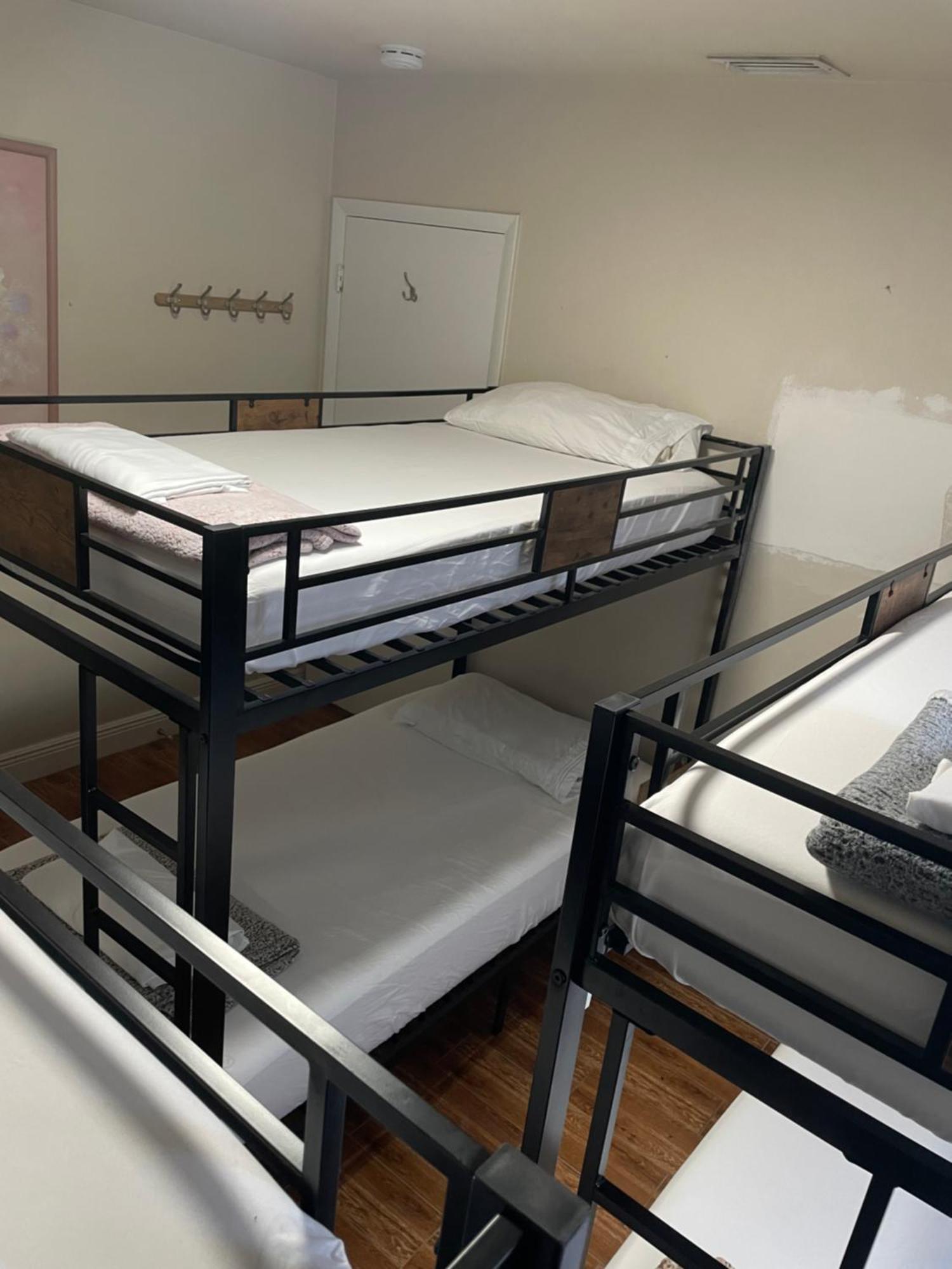 Queen - Shared Female Hostel Miami