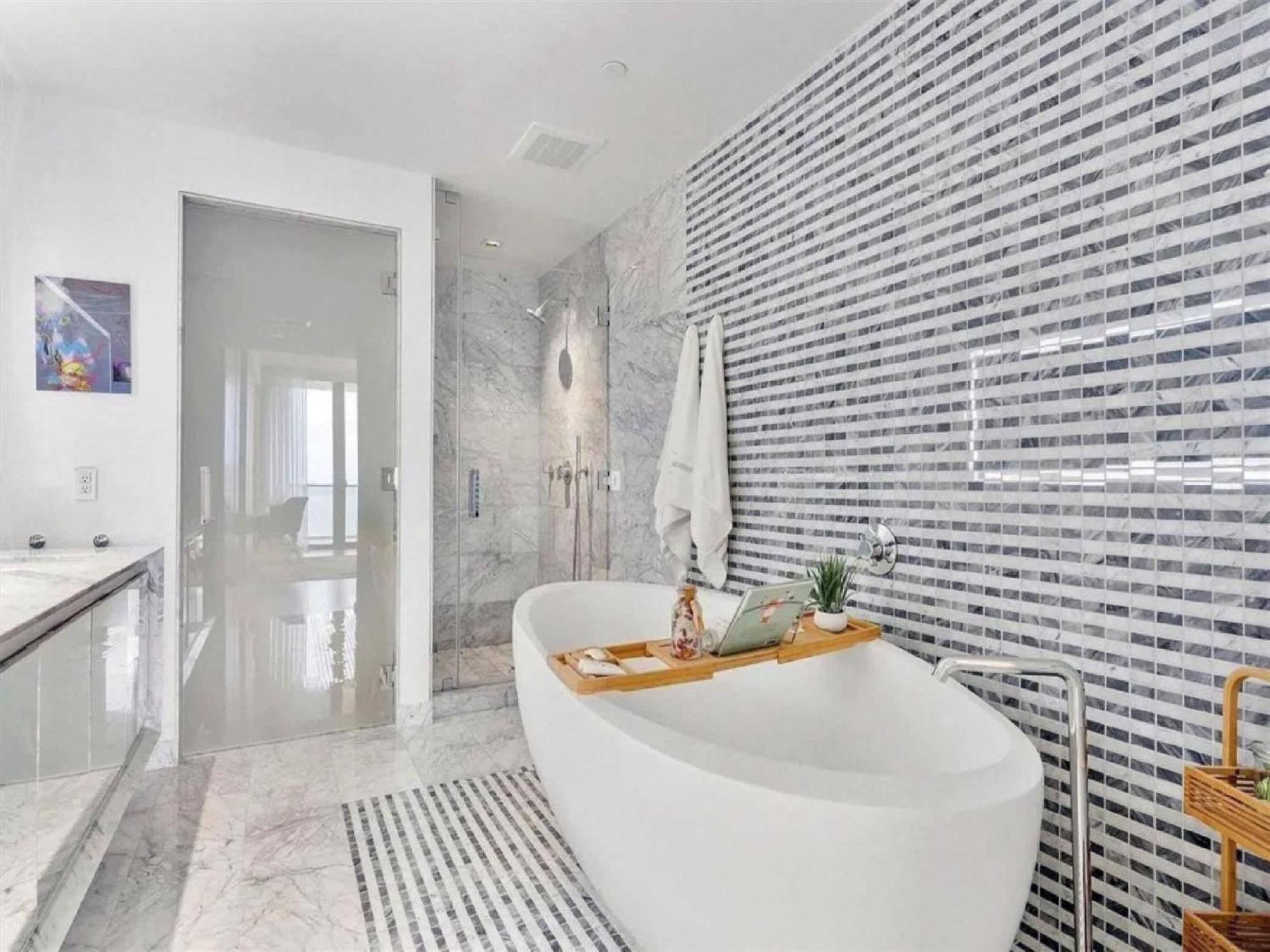 Apartment Sky With Bay Views In Edgewater *