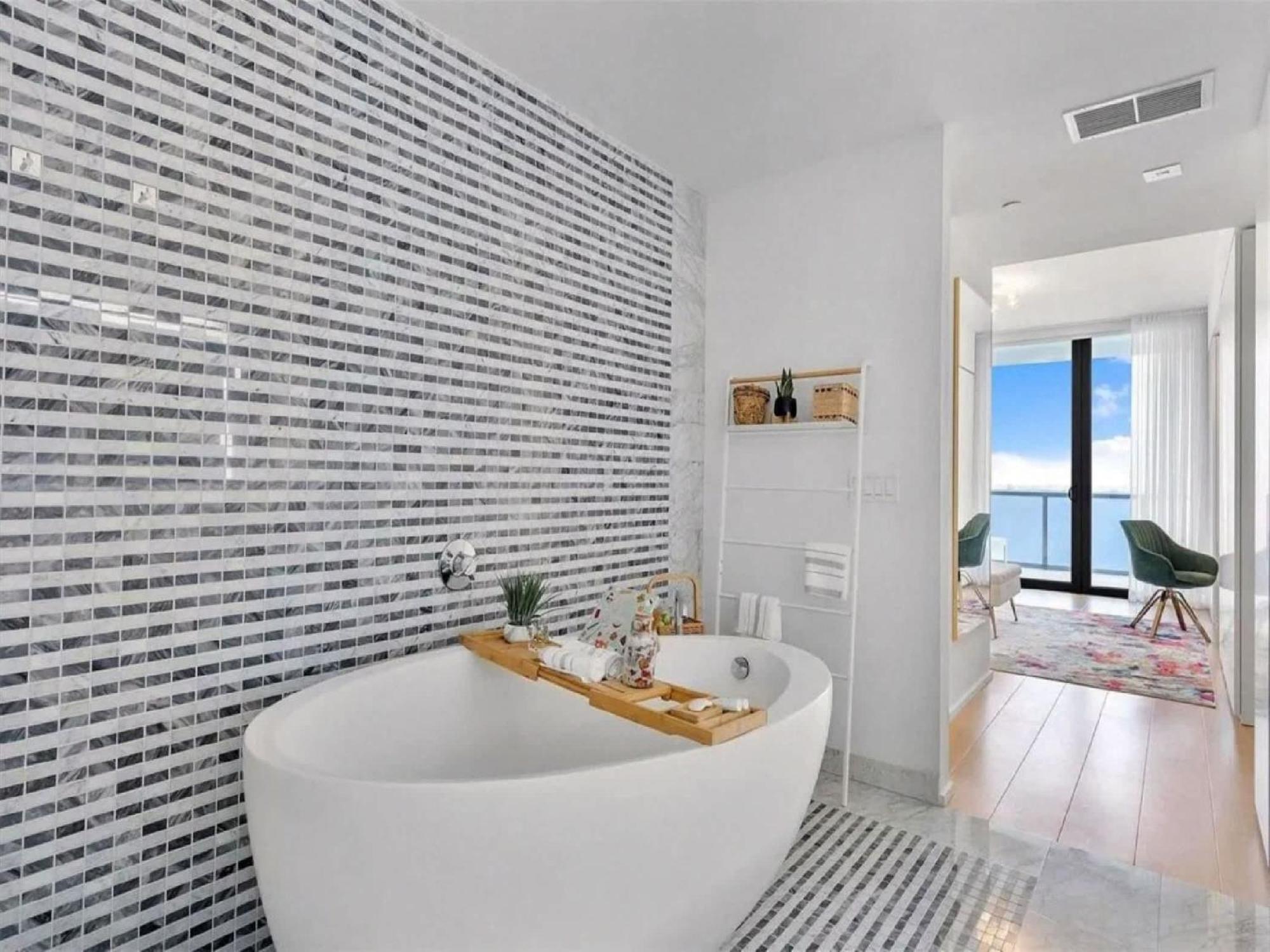 Sky With Bay Views In Edgewater * Miami