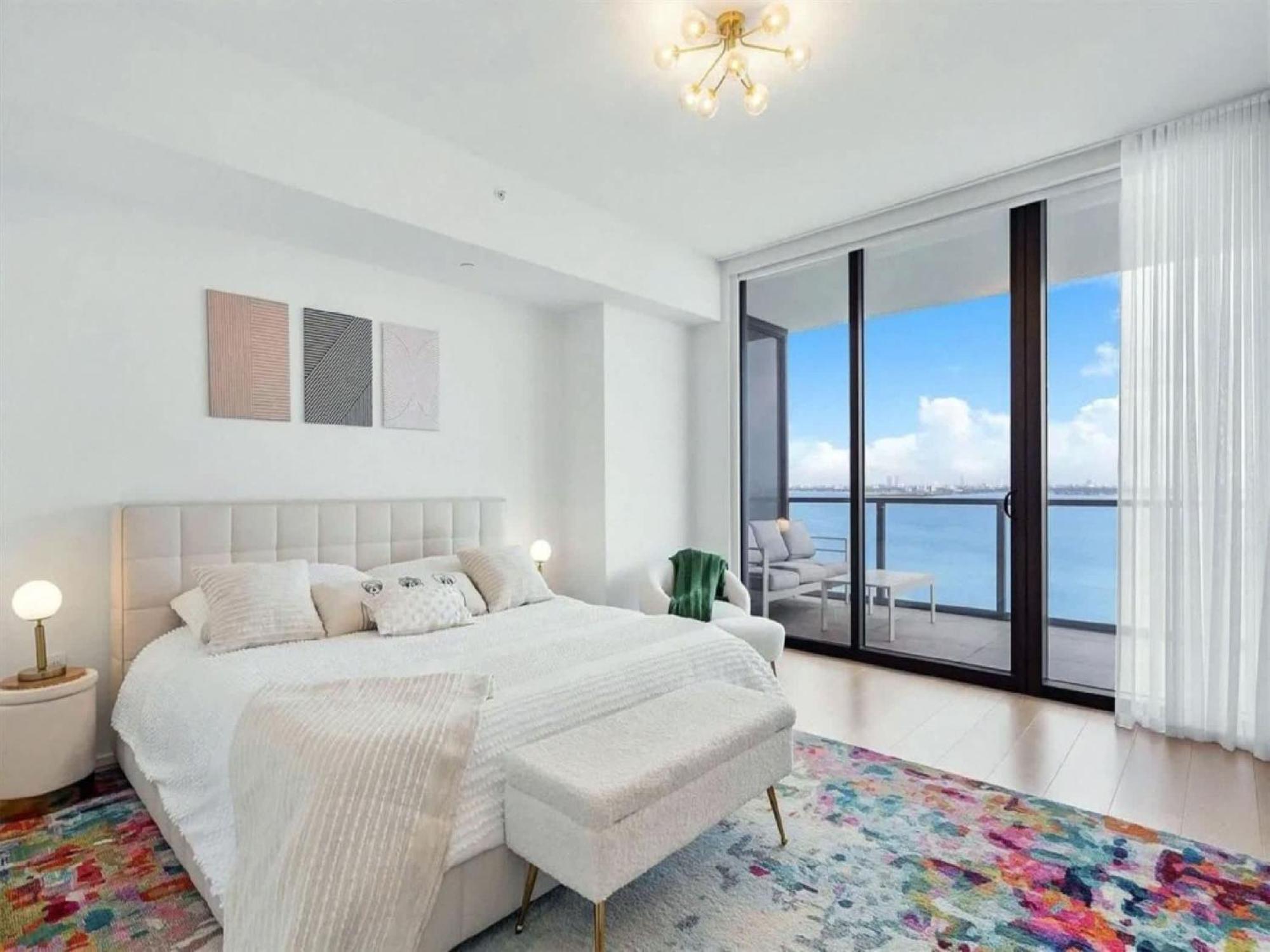 Sky With Bay Views In Edgewater Apartment