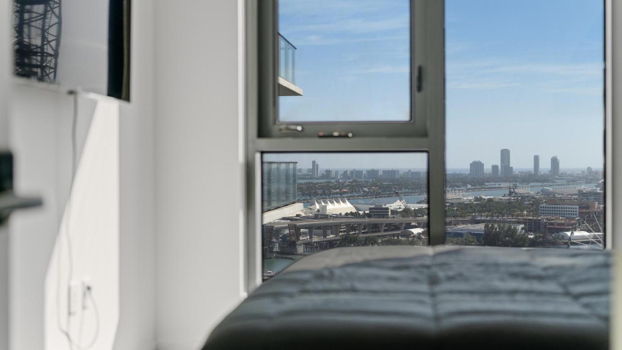 2-bedr Downtown Bay Views *