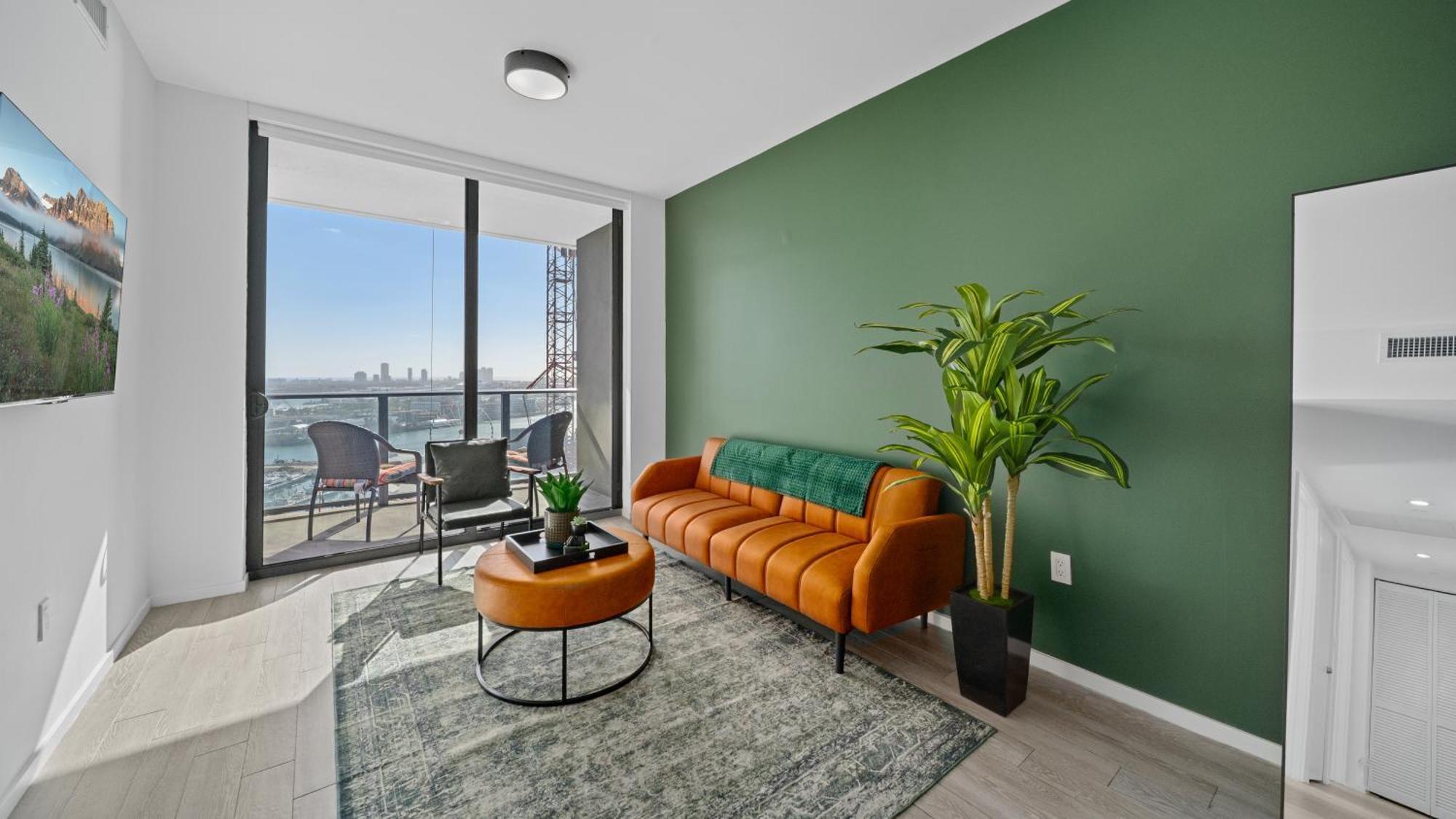 2-bedr Downtown Bay Views Apartment