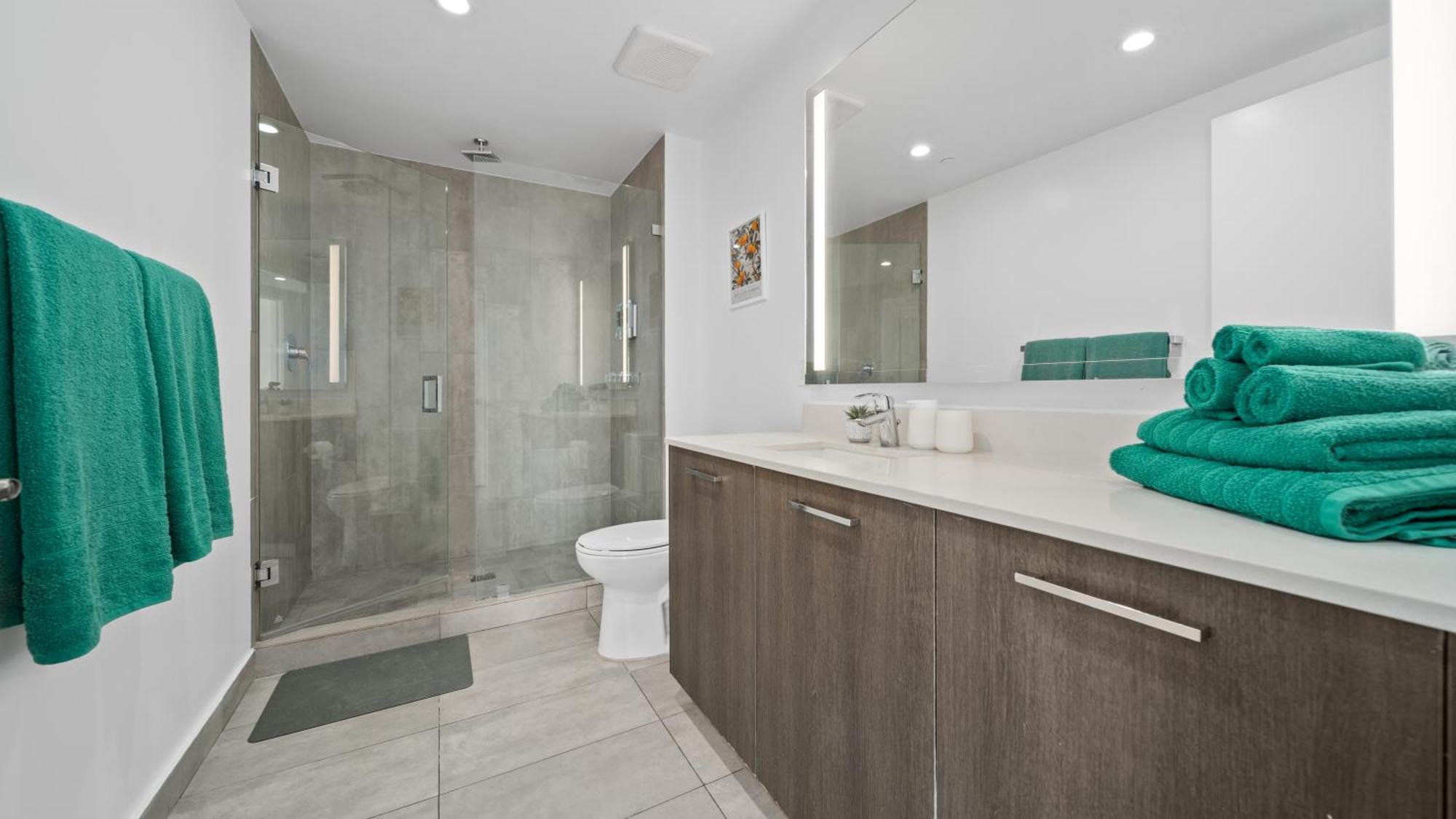 Apartment 2-bedr Downtown Bay Views *
