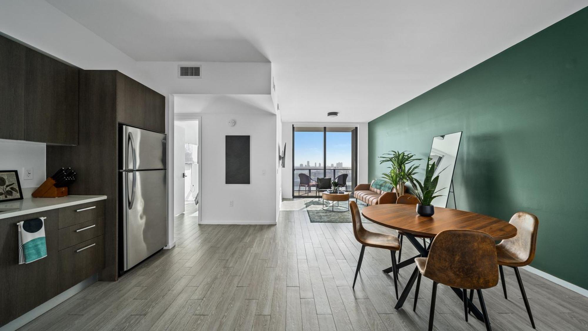 2-bedr Downtown Bay Views *
