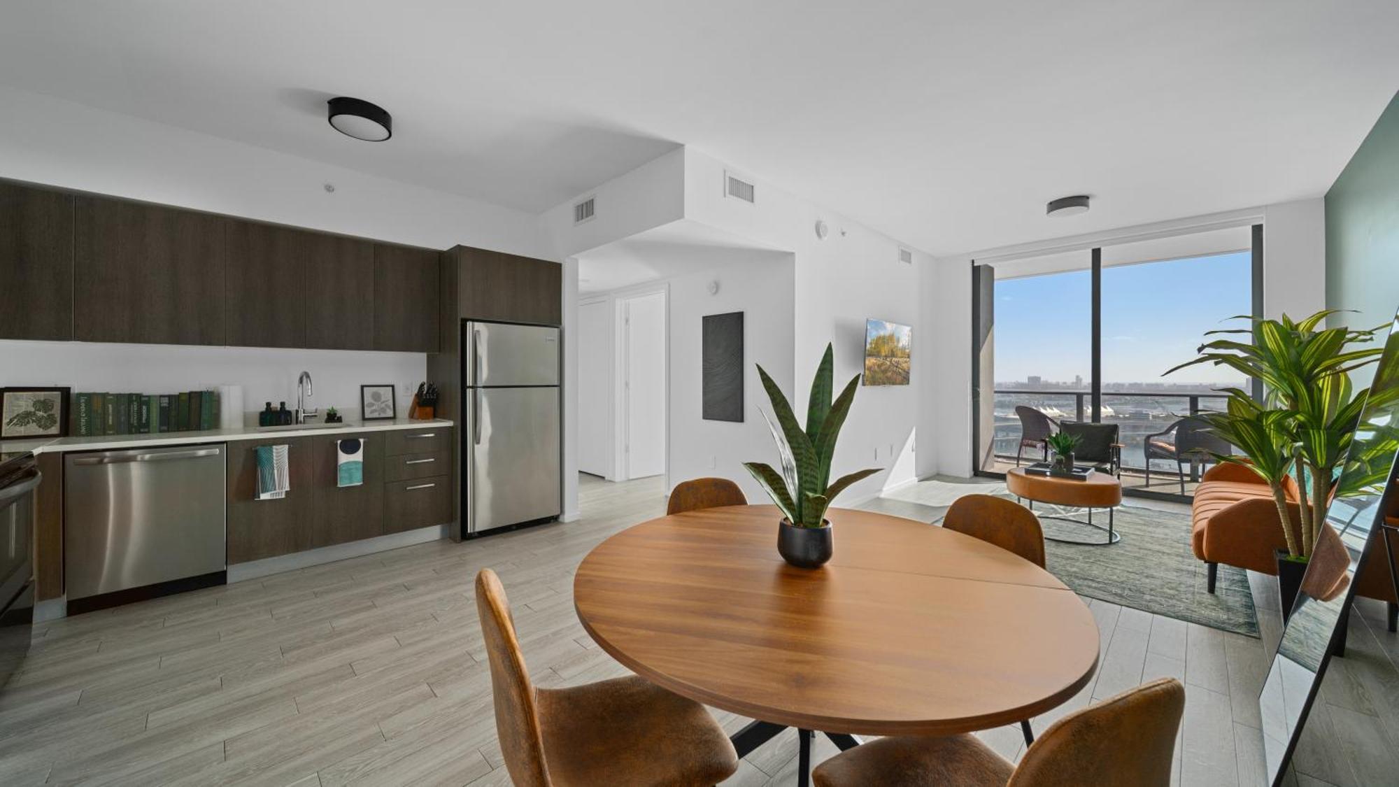 2-bedr Downtown Bay Views