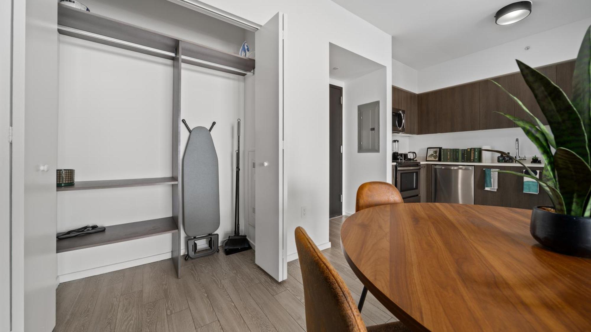 2-bedr Downtown Bay Views Apartment