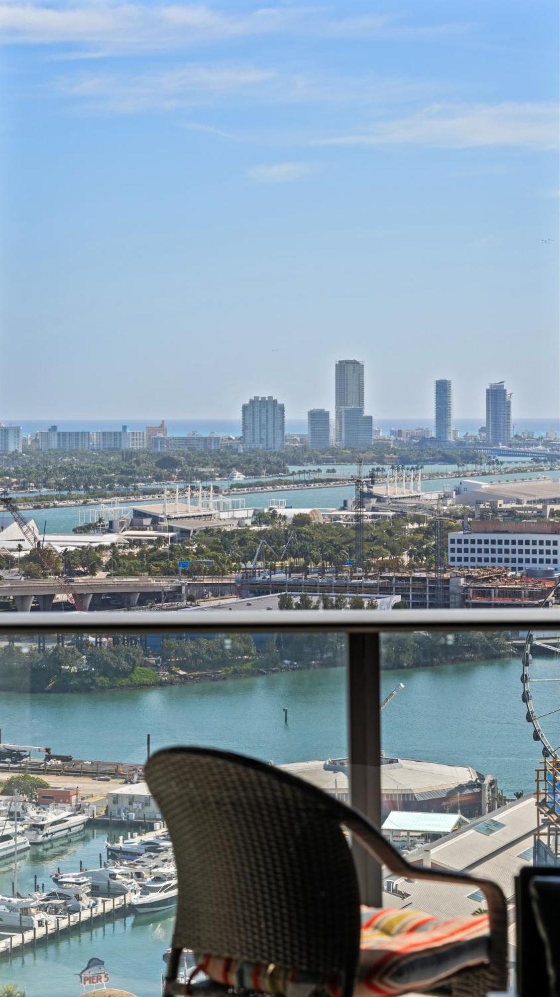 2-bedr Downtown Bay Views
