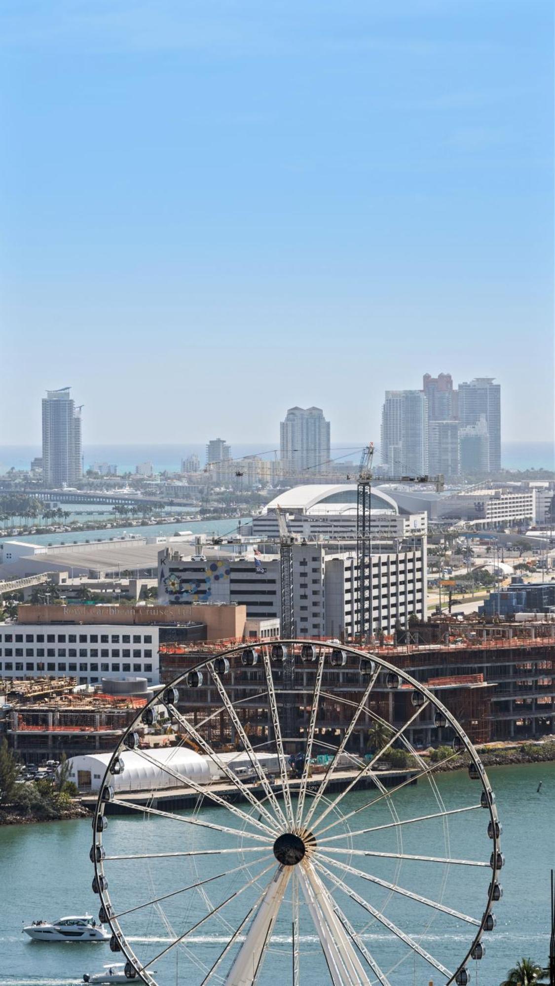 2-bedr Downtown Bay Views Apartment