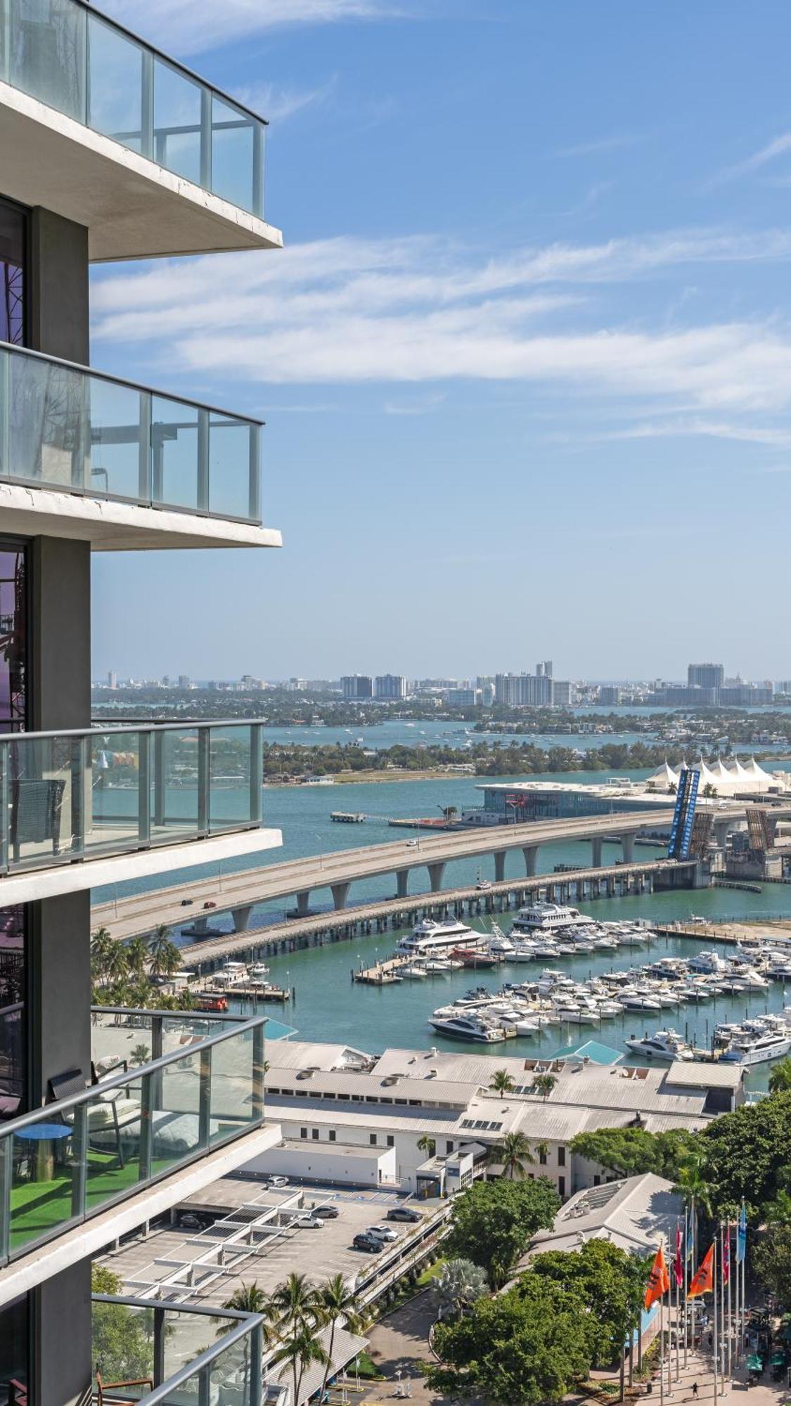 Apartment 2-bedr Downtown Bay Views *